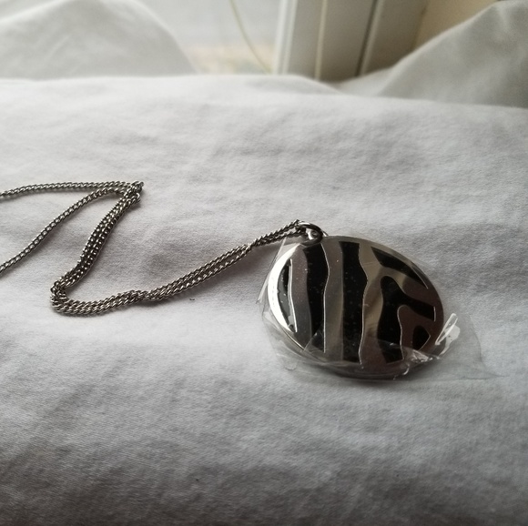 Halcyon Days palladium zebra pendant/necklace - Picture 3 of 4